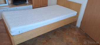 Predám masívnu postel s matracom, šírka 90 cm.