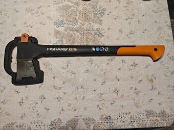 Značková štiepacia sekera Fiskars pekný stav