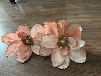 Dekoračné kvety so zlatým lemom – ružové, elegantné (na klip