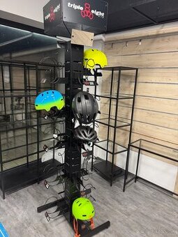 Darujem stojan na prilby do obchodu – 61 × 62 × 217 cm