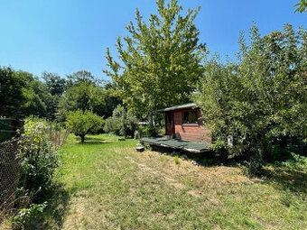 Záhrada s chatou, krásne prostredie pri potoku, studňa, ele.