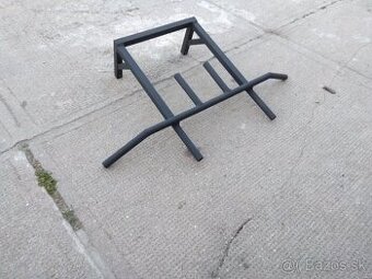 Hrazda do steny s prarelnými úchpomi.