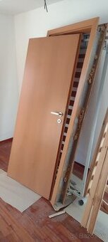 2x dvere 80 pravé so zárubňami.