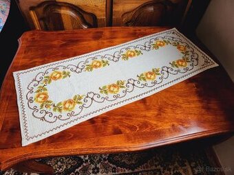 Krásna maslová štóla zdobená žltými ružami 30x80