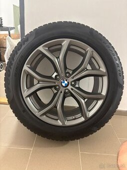 BMW elektróny, obuté na Pirelli Scorpion (zimná sada)