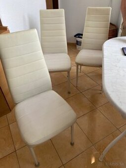 Stol s 3 stolickami
