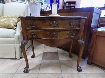 Elegantná starožitná komodka