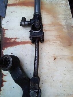 Posilňovač riadenia, s tlmičom riadenja