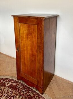 Stará masívna komoda
