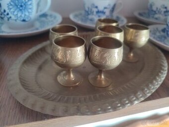 Staré mosadzné poháriky s podnosom