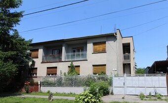 Priestranný poschodový rodinný dom priamo v centre Kolárova