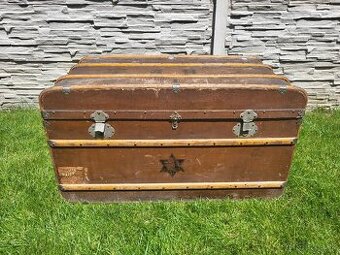 Lodný kufor so židovskými hviezdami