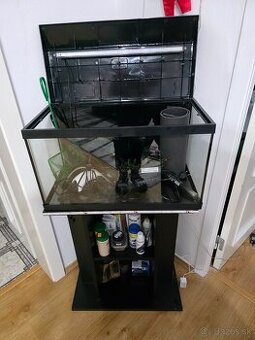 Predám akvarium + stolík a komplet príslušenstvo