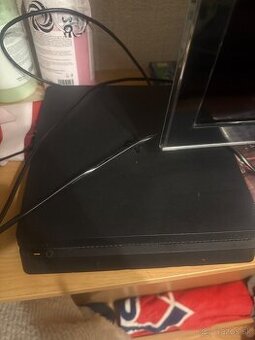 Predám ps4 slim 500gb