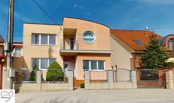 Priestranný, dvojpodlažný dom v tichej ulici, v centre