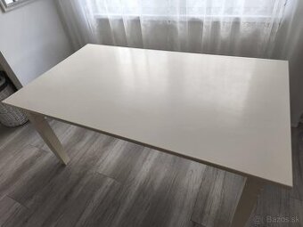 Jedalensky stôl z masívu