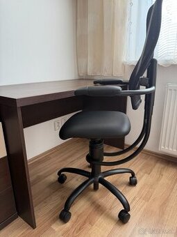 Písací stôl a ergonomická stolička