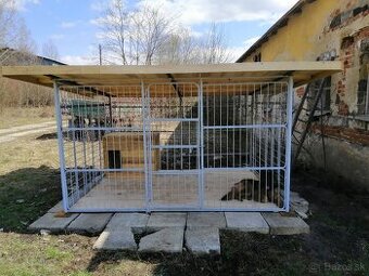 REZERVOVANÁ Darujem volieru plus búdu pre psa.
