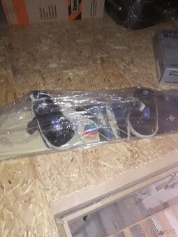 Predam tento snowboard 140cm,plus topanky