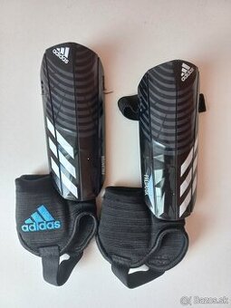 Chrániče Adidas na futbal