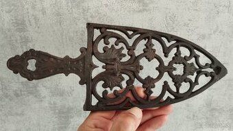 Krásná stará zdobená podložka pod starou žehličku