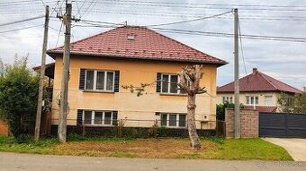 Uhorské: Dom s Príbehom, Charizmou a krásnym Pozemkom