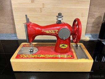 Vintage detský šijaci stroj