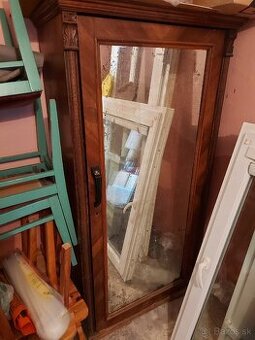 Starožitná skriňa