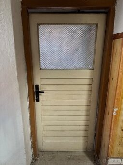 Predám Ľavé drevenné dvere z masívu Dvere boli v pivnici Šír