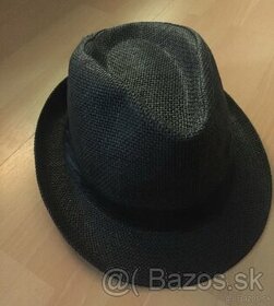Čierny klobuk