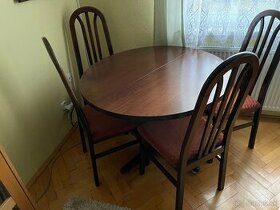 Stôl, 6 kreslá, posteľ a ostatný nábytok