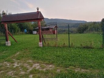 Predám pozemok s malou chatkou