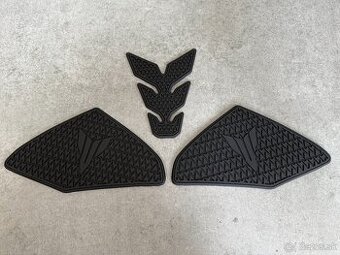 yamaha mt 09 protismykove gumene nalepky na nadrz