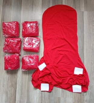 červené elastické návleky na stoličky