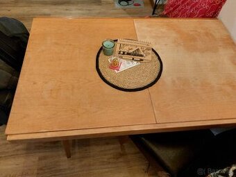 Darujem rozkladaci stôl vhodný na nový náter