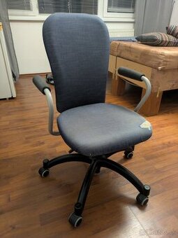 Darujem staršiu kancelársku stoličku