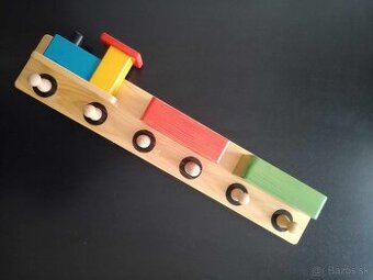 Drevený vešiak Vláčik - 1