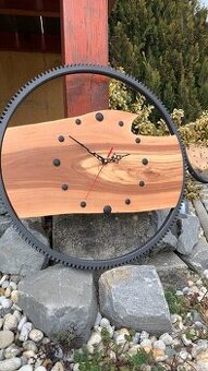 Ručne vyrobené drevené nástenné hodiny z jablone