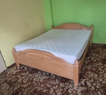 Manželská posteľ z masívneho dreva