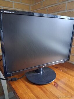 LG Flatron L227WT 22"