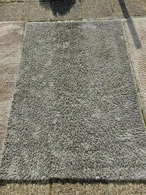 Sivy koberec