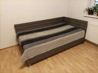 Posteľ s periňákom