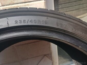 Predám pneu 235/40 R19zimné