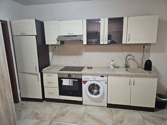 Predám peknú linku s fungujúcimi spotrebičmi