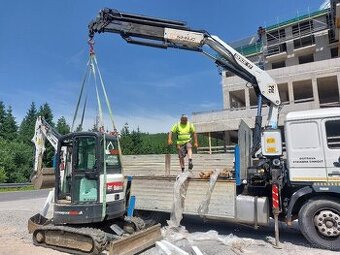 Autodoprava s hydraulickou rukou a vyklápač