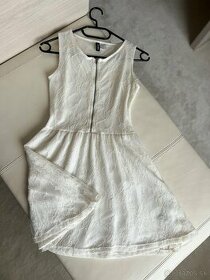Biele čipkované šaty