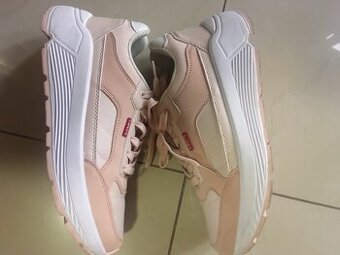 SNEAKERSY LEVI’S