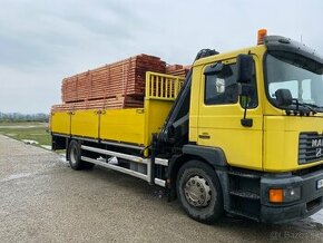 Expresná autodoprava s hydraulickou rukou