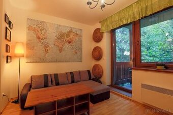 Priestranný pokojný apartmán s 3 miestnosťami