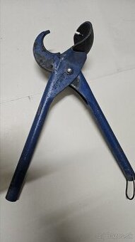 ručný nožový strihač plastových rúr (PVC, PEX, PE, atď.).